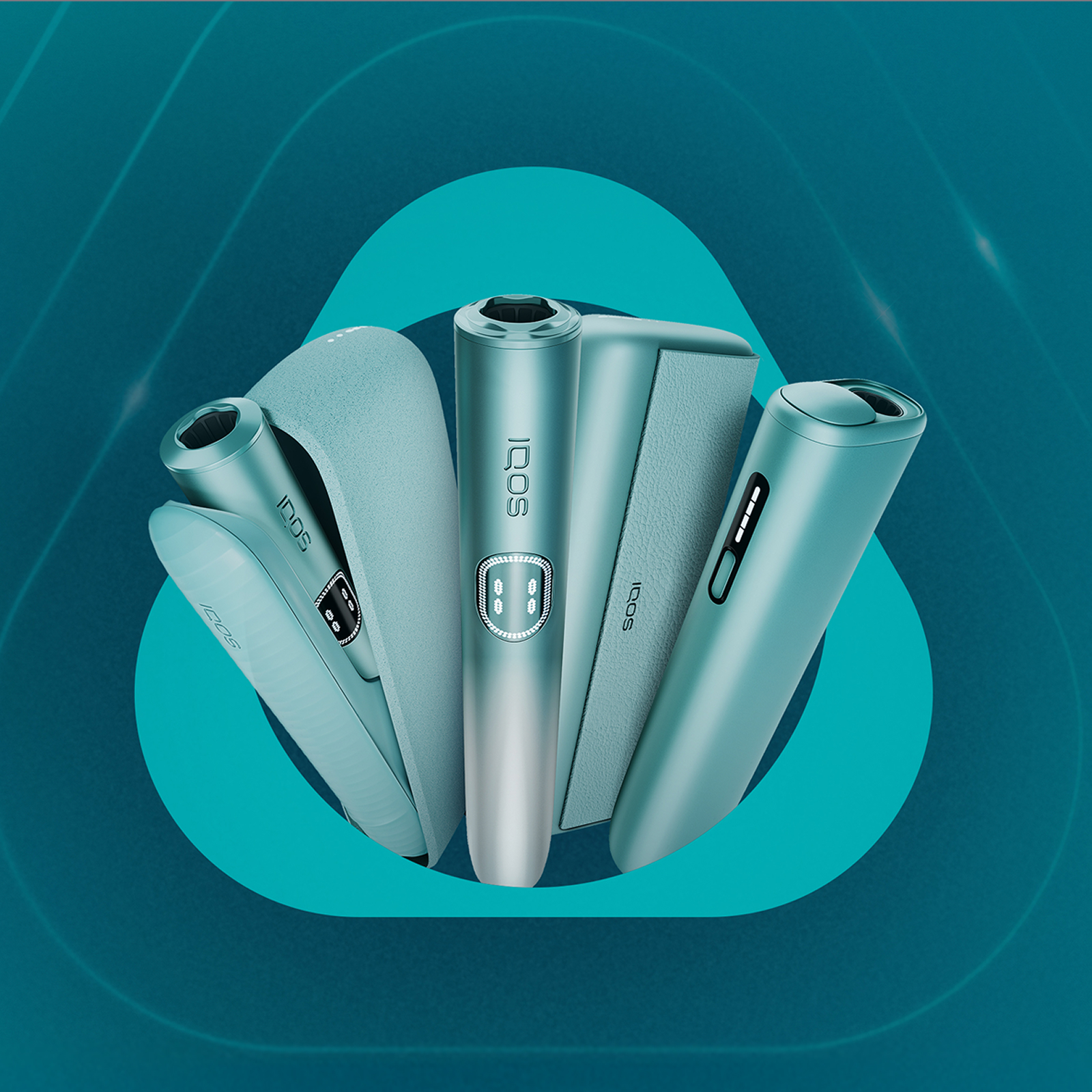 Drei IQOS ILUMA i in der Farbe Breeze Blue abgebildet vor einem türkisen Hintergrund.